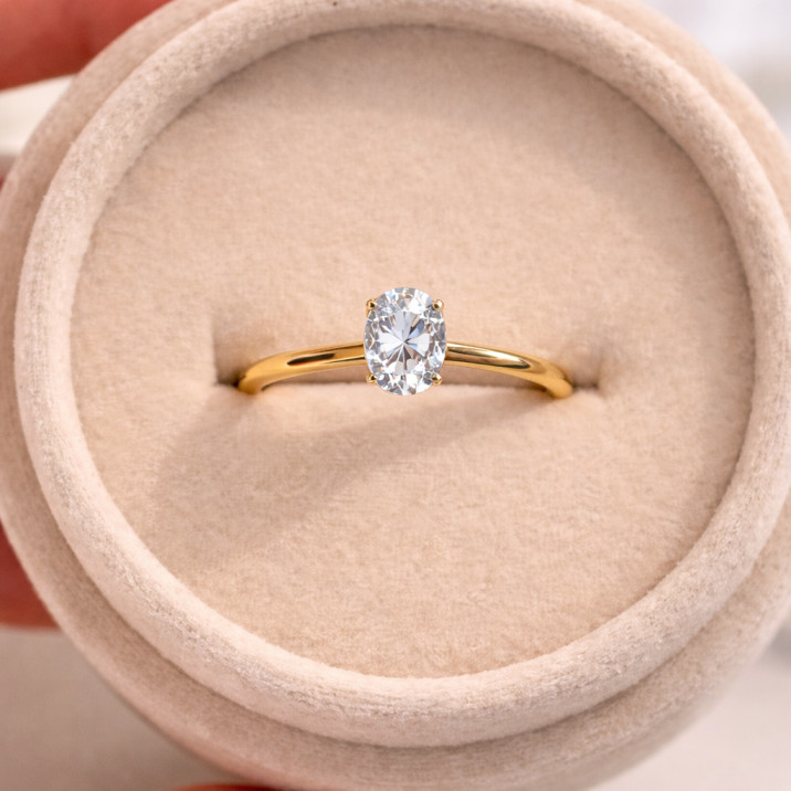 Elegant gold ring with diamond