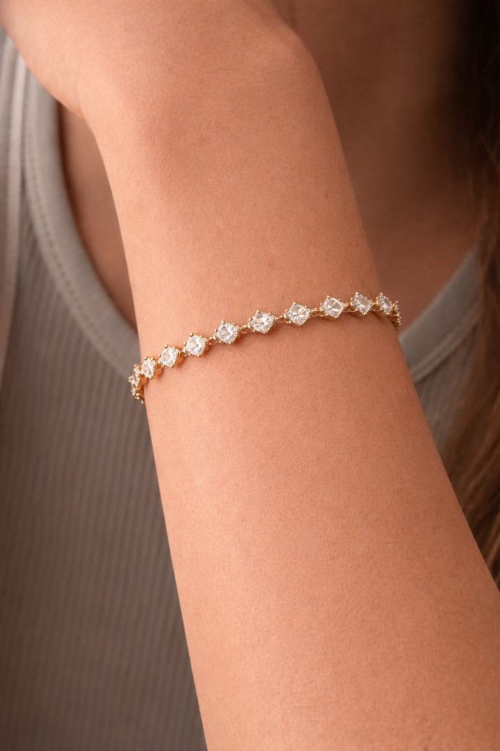 Golden bracelet with diamond-shaped gemstones (1)